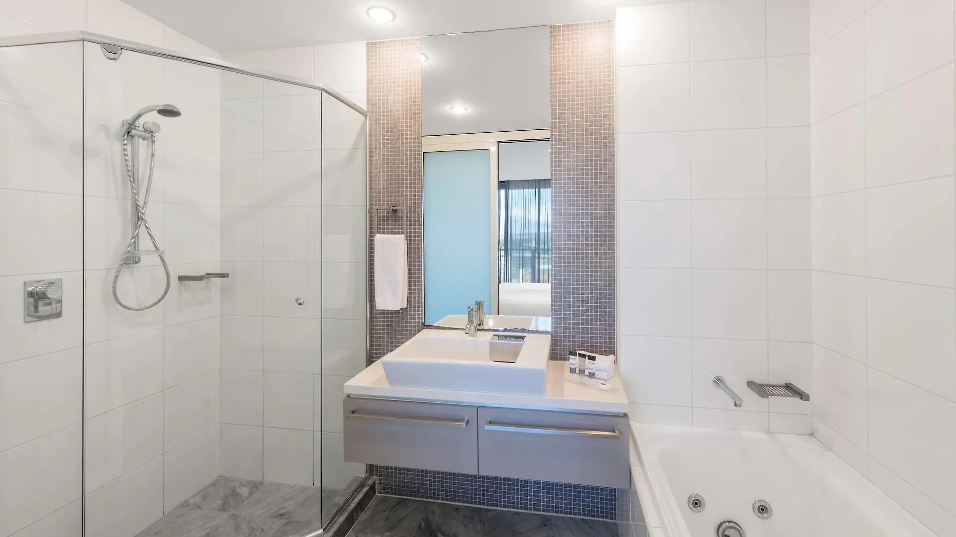 Oaks Adelaide Horizons Suites