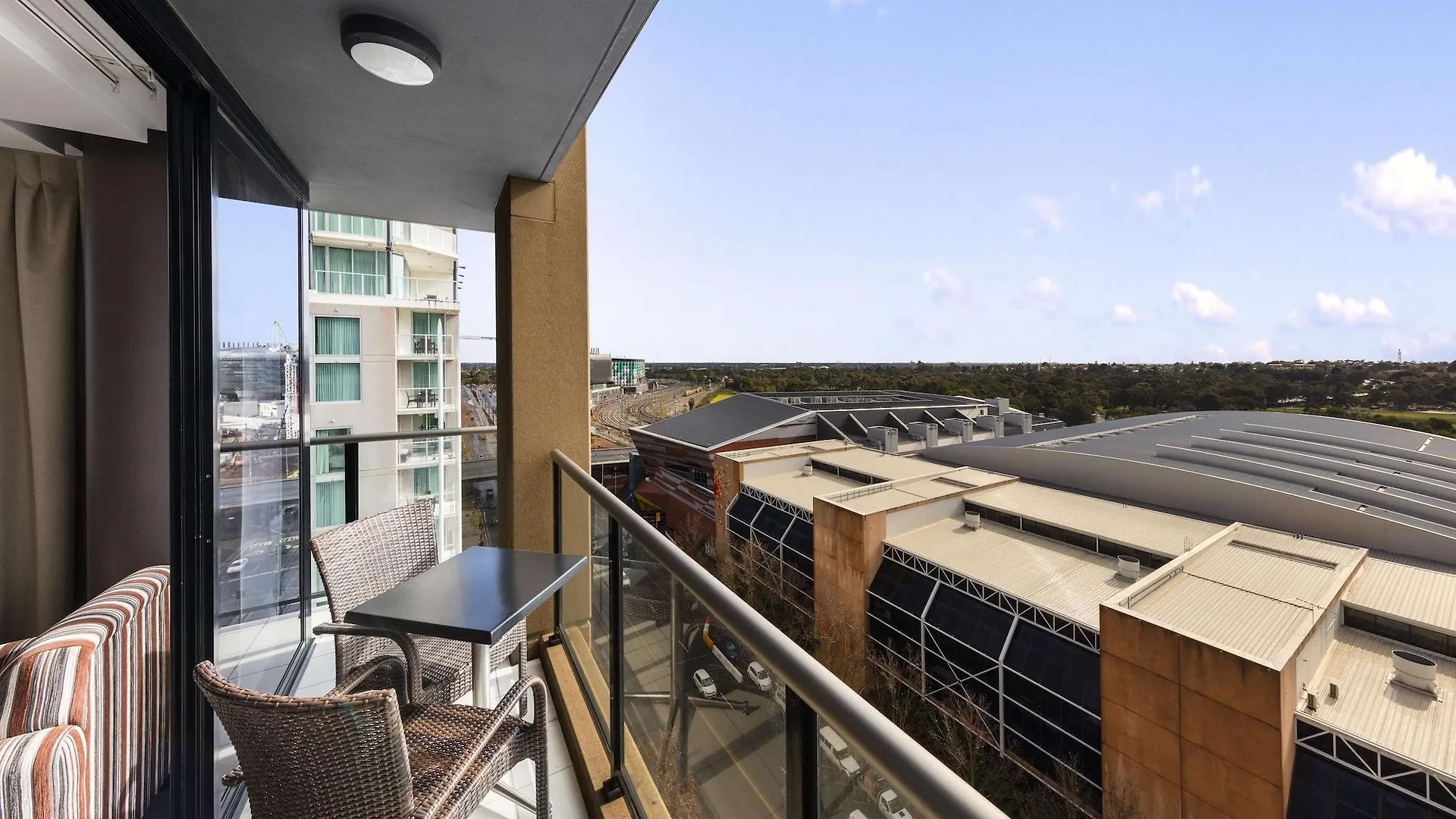 Oaks Adelaide Horizons Suites Australia